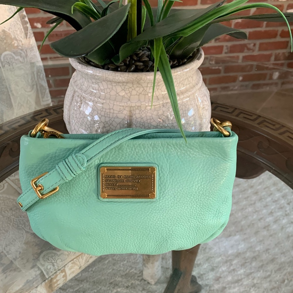 MARC BY MARC JACOBS CROSSBODY LEATHER BAG! 🦋